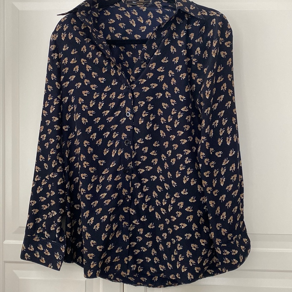 Button down shirt in navy with leaf print.   Approx uS 2 in sizing